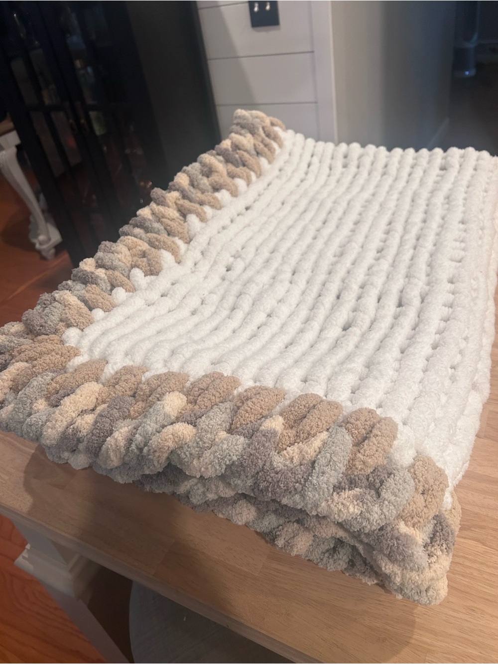 White Plush Chenille handmade blanket. Neutral border. 
4 x 5.6 ft